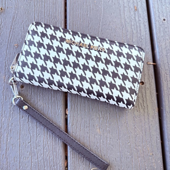 Michael Kors Monochrome Houndstooth Wristlet - Picture 1 of 3